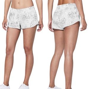 Lululemon Hotty Hot Short II 2.5" Sz 8 Mini Twine White Floral Athletic Running